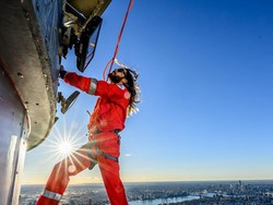 Beda! Jared Leto Panjat Gedung Tertinggi demi Umumkan Tur dan Album Baru