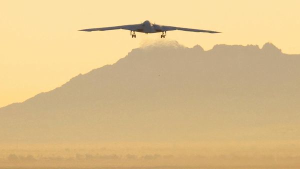 Jet Pengebom Nuklir Siluman AS Lakukan Terbang Perdana