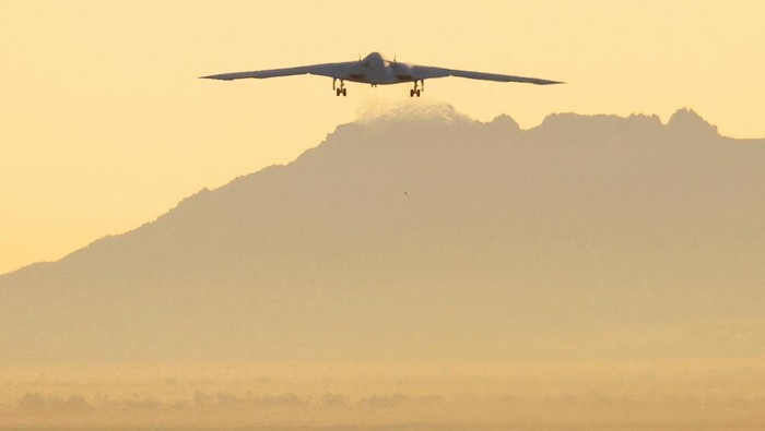 Jet Pengebom Nuklir Siluman AS Lakukan Terbang Perdana Jet pengebom nuklir siluman modern Amerika Serikat, B-21 Raider sudah mengerjakan melayang perdana, Jumat (10/11/2023) waktu setempat. Ini potretnya.
