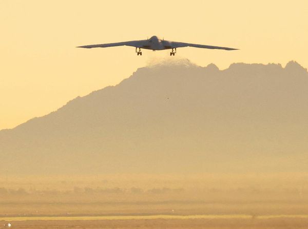 Jet Pengebom Nuklir Siluman AS Lakukan Terbang Perdana