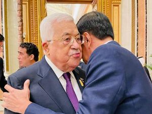 Momen Jokowi Rangkul Presiden Palestina di Sela KTT Luar Biasa OKI