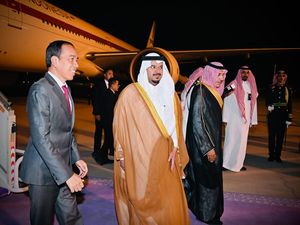 Jokowi Tiba di Riyadh untuk Hadiri KTT OKI Usai Tempuh 11 Jam Penerbangan Jokowi Tiba di Riyadh untuk Hadiri KTT OKI Usai Tempuh 11 Jam Penerbangan