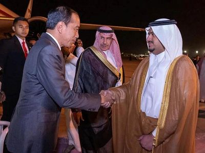 Momen Jokowi Tiba di Riyadh untuk Hadiri KTT OKI