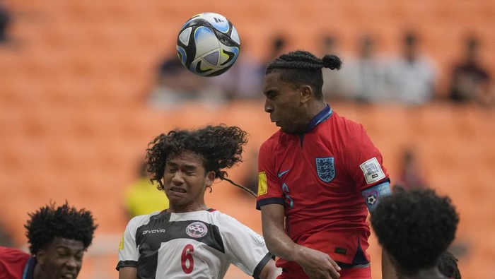 Englands Lakyle Samuel, right, battles for the ball against New Caledonias Joseph Hnaisslin during their FIFA U-17 World Cup Group C soccer match at Jakarta International Stadium in Jakarta, Indonesia, Saturday, Nov. 11, 2023. (AP Photo/Achmad Ibrahim)