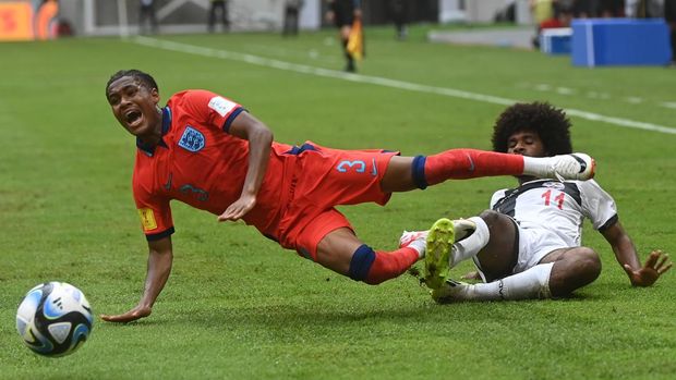 Pesepak bola Timnas Inggris Jayden Meghoma (kiri)   berebut bola dengan pesepak bola Timnas Kaledonia Baru Jean-Yves Saiko  (kanan) saat laga penyisihan Grup C Piala Dunia U-17 di Jakarta International Stadium, Jakarta, Sabtu (11/11/2023). ANTARA FOTO/Akbar Nugroho Gumay/nz