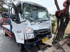 Rem Blong, Tronton Seruduk 2 Truk-1 Motor di Lampu Merah Lingkar Pati