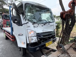 Rem Blong, Tronton Seruduk 2 Truk-1 Motor di Lampu Merah Lingkar Pati