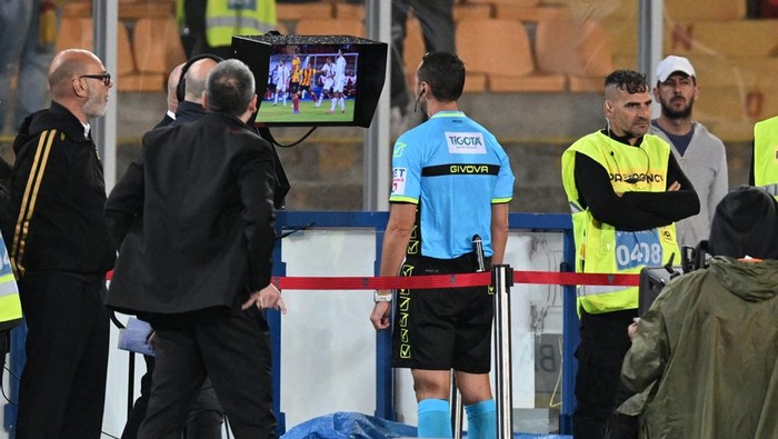 VAR Terlalu Intervensi Wasit Bikin Banyak Kontroversi di Serie A