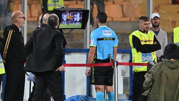 Soccer Football - Serie A - Lecce v AC Milan - Stadio Via del mare, Lecce, Italy - November 11, 2023 Referee Rosario Abisso looks at the VAR monitor before disallowing Lecce's Roberto Piccoli's third goal REUTERS/Daniele Mascolo