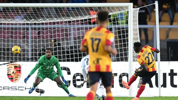 Soccer Football - Serie A - Lecce v AC Milan - Stadio Via del mare, Lecce, Italy - November 11, 2023 Lecce's Lameck Banda scores their second goal past AC Milan's Mike Maignan REUTERS/Daniele Mascolo