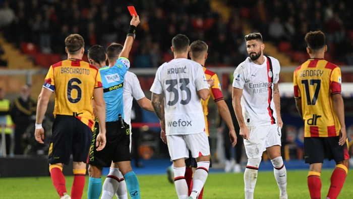 Soccer Football - Serie A - Lecce v AC Milan - Stadio Via del mare, Lecce, Italy - November 11, 2023 AC Milans Olivier Giroud is shown a red card by referee Rosario Abisso REUTERS/Daniele Mascolo