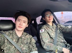 5 Foto Lee Jong Suk Balik ke Era Halo Dek, Pamer Pakai Baju Tentara 5 Foto Lee Jong Suk Balik ke Era Halo Dek, Pamer Pakai Baju Tentara