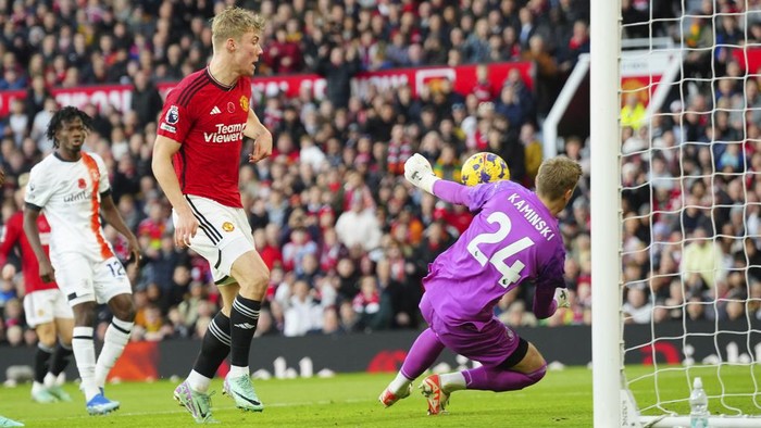 Manchester Uniteds Rasmus Hojlund, centre, makes an attempt to score past Luton Towns goalkeeper Thomas Kaminski during the English Premier League soccer match between Manchester United and Luton Town at the Old Trafford stadium in Manchester, England, Saturday, Nov. 11, 2023. (AP Photo/Jon Super)