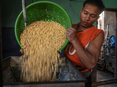 Melihat Produksi Tahu di Tengah Naiknya Harga Kedelai