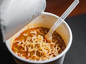 Makan Mie Instan Bersama Air Perebusnya, Wanita Ini Dikritik Makan Mie Instan Bersama Air Perebusnya, Wanita Ini Dikritik