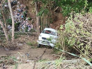 Mobil Pikap Terjun ke Jurang 20 Meter di Enrekang, Sopir Mengantuk