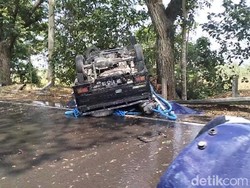 Pikap Angkut 1.500 Air Terbalik di Bypass BIL Lombok, Sopir Luka-luka