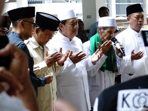 Prabowo Ziarah ke Makam Pendiri NU di Tebuireng Jombang