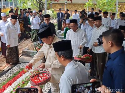 Momen Prabowo Subianto Ziarah ke Makam Gus Dur