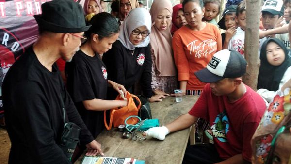 Relawan Gaspro 01 Gelar Pemeriksaan Kesehatan Gratis di Karawang