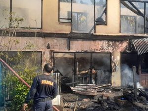 Ruko di Buleleng Hangus Terbakar gegara Kelalaian, Kerugian Rp 150 Juta Ruko di Buleleng Hangus Terbakar gegara Kelalaian, Kerugian Rp 150 Juta