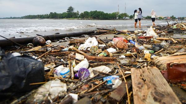 Sampah Kotori Pantai Ulak Karang Padang