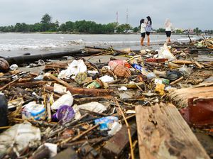 Sampah Kotori Pantai Ulak Karang Padang
