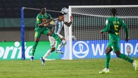 Amara Diouf berebut bola dengan Ulises Gimenez. Dalam pertandingan ini, Amara Diouf dua kali membobol gawang Argentina di menit ke-6 dan 38. Sementara Argentina memperkecil kedudukan lewat Agustin Ruberto di menit ke-92. 