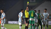 Daouda Diong menerima kartu kuning dalam pertandingan melawan Argentina di babak penyisihan Grup D Piala Dunia U-17 2023. 