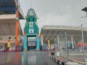 Hujan Guyur Stadion Si Jalak Harupat Jelang Laga Jepang Vs Polandia