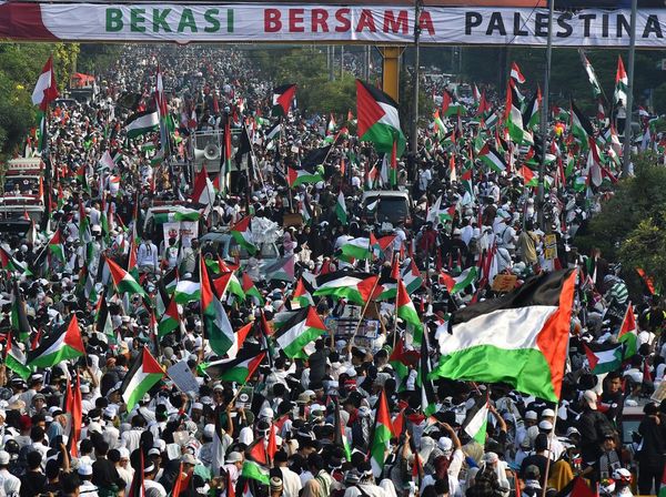 Dukung Palestina, Ribuan Warga Bekasi Turun ke Jalan