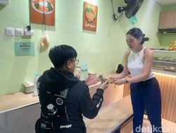 Warung Cece Surabaya, Jual Penyetan Tapi Sering Bikin Pembeli Gagal Fokus