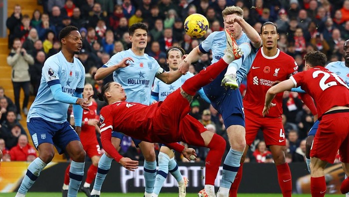 Soccer Football - Premier League - Liverpool v Brentford - Anfield, Liverpool, Britain - November 12, 2023 Liverpools Darwin Nunez scores a disallowed goal REUTERS/Molly Darlington NO USE WITH UNAUTHORIZED AUDIO, VIDEO, DATA, FIXTURE LISTS, CLUB/LEAGUE LOGOS OR LIVE SERVICES. ONLINE IN-MATCH USE LIMITED TO 45 IMAGES, NO VIDEO EMULATION. NO USE IN BETTING, GAMES OR SINGLE CLUB/LEAGUE/PLAYER PUBLICATIONS.