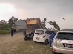Puting Beliung Terjang Bogor, Rumah Rusak-Warung Terbang Dihempas Angin
