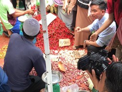 Gibran Borong Cabai di Pasar 26 Ilir Palembang, Warga Bersorak Terima Kasih