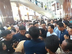 Gibran Kunjungi Mal di Banyuasin, Pengunjung Heboh Rebutan Selfie