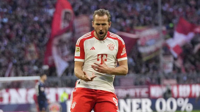 Bayerns Harry Kane celebrates after scoring his sides opening goal during the German Bundesliga soccer match between Bayern Munich and Heidenheim at the Allianz Arena stadium in Munich, Germany, Saturday, Nov. 11, 2023. (AP Photo/Matthias Schrader)