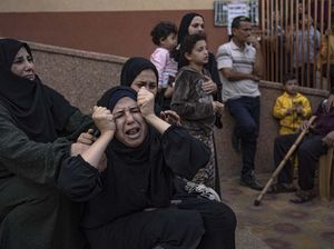 Jerit dan Tangis Warga Gaza di Rumah Sakit Jerit dan Tangis Warga Gaza di Rumah Sakit