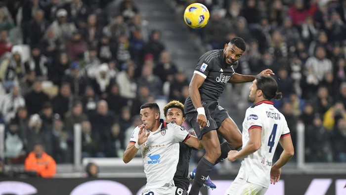 Soccer Football - Serie A - Juventus v Cagliari - Allianz Stadium, Turin, Italy - November 11, 2023 Juventus Bremer scores their first goal REUTERS/Massimo Pinca