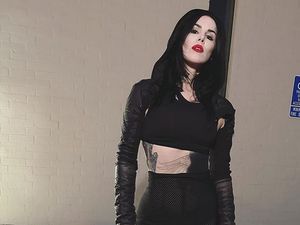 Foto Kat Von D yang Kini Lebih Religius Setelah Tobat Dari Ilmu Hitam Foto Kat Von D yang Kini Lebih Religius Setelah Tobat Dari Ilmu Hitam