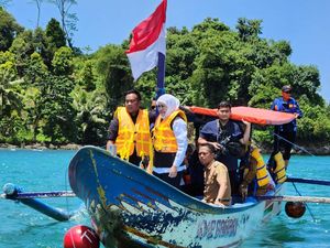 Khofifah Raih Penghargaan Tokoh Peduli Masyarakat Pesisir dari KKP