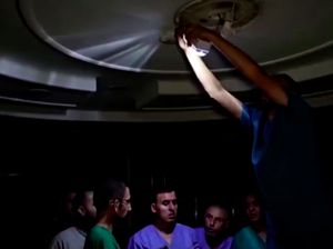 Listrik Mati, Dokter RS Indonesia di Gaza Pakai Senter HP Rawat Pasien Listrik Mati, Dokter RS Indonesia di Gaza Pakai Senter HP Rawat Pasien