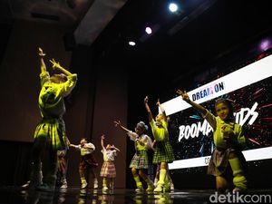 Melihat Aksi Penari-penari Cilik di Pagelaran Dream On Melihat Aksi Penari-penari Cilik di Pagelaran Dream On