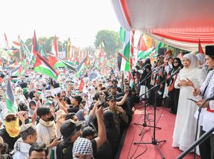 Momen Khofifah Berbaur Bersama Puluhan Ribu Warga di Aksi Bela Palestina