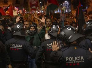 Momen Polisi Bentrok dengan Massa Pro-Palestina di Spanyol