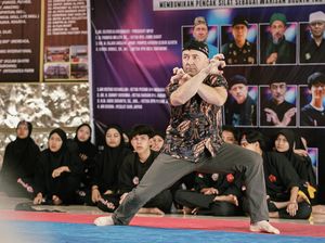 Momen Pendekar Silat Asal Eropa dan Asia Unjuk Gigi di Sukabumi Momen Pendekar Silat Asal Eropa dan Asia Unjuk Gigi di Sukabumi