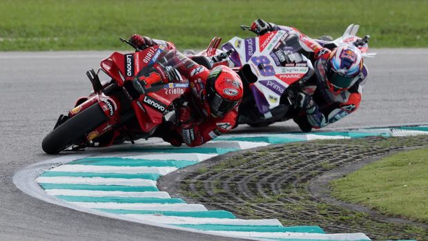 MotoGP - Malaysian Grand Prix - Sepang International Circuit, Sepang, Malaysia - November 12, 2023  Prima Pramac Racing's Jorge Martin and Ducati Lenovo Team's Francesco Bagnaia in action during the race REUTERS/Hasnoor Hussain
