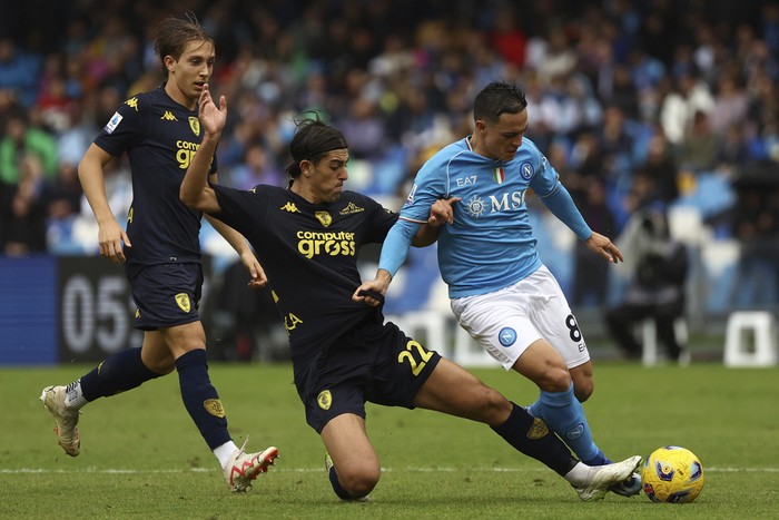 Napolis Giacomo Raspadori, right, is challenged by Empolis Filippo Ranocchia during the Serie A soccer match between Napoli and Empoli at the Diego Armando Maradona stadium in Naples, Italy, Sunday, Nov. 12, 2023. (Alessandro Garofalo/LaPresse via AP)