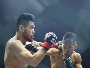 One Pride MMA 74: Ronald Siahaan Sikat Angga, Juara Baru Kelas Ringan One Pride MMA 74: Ronald Siahaan Sikat Angga, Juara Baru Kelas Ringan