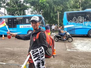 Cerita Warga Subang Raup Cuan Jual Bendera Pildun U-17 di GBS Soreang Cerita Warga Subang Raup Cuan Jual Bendera Pildun U-17 di GBS Soreang